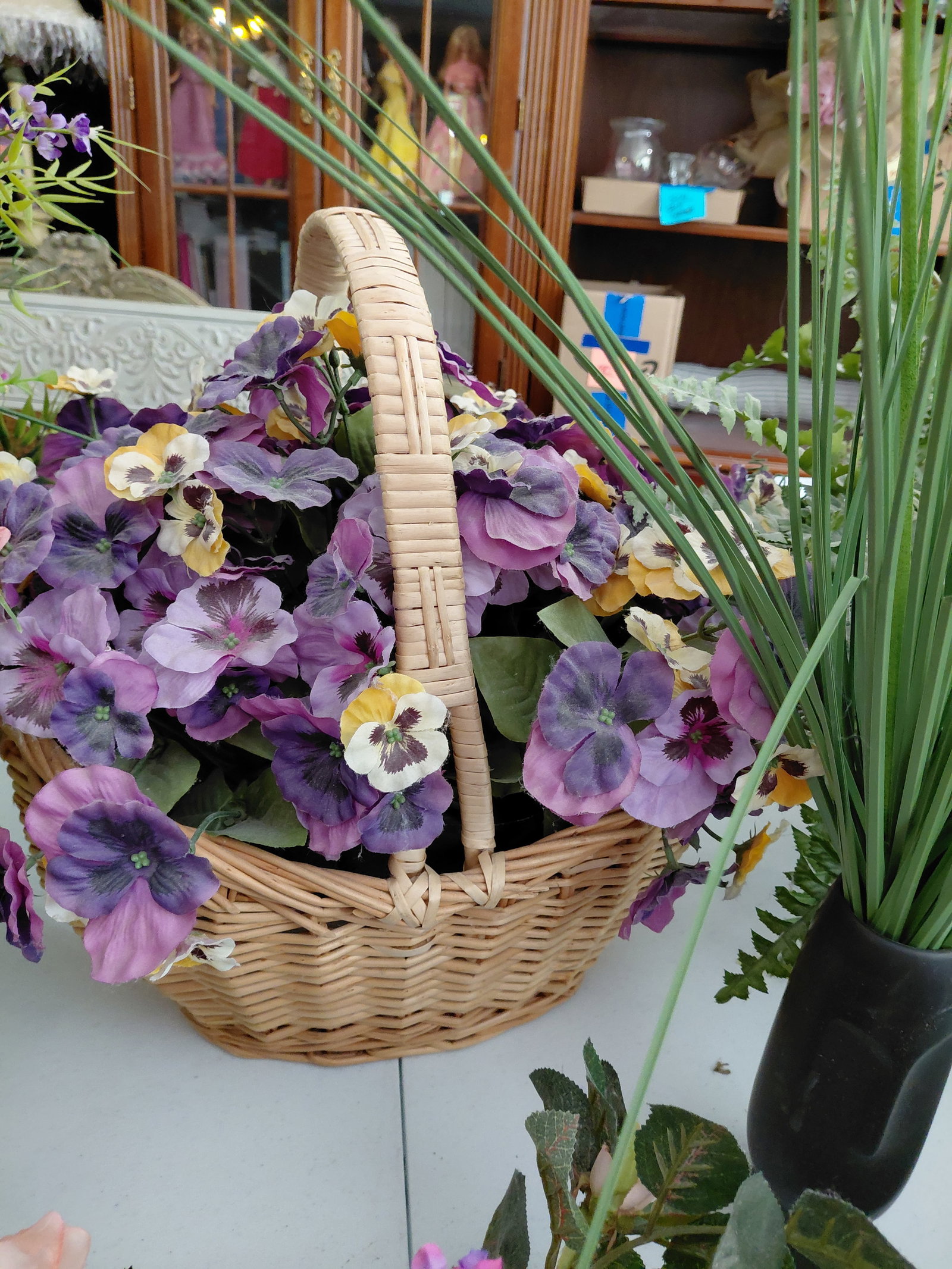 Large Floral Lot / All seen on Table Top - 7