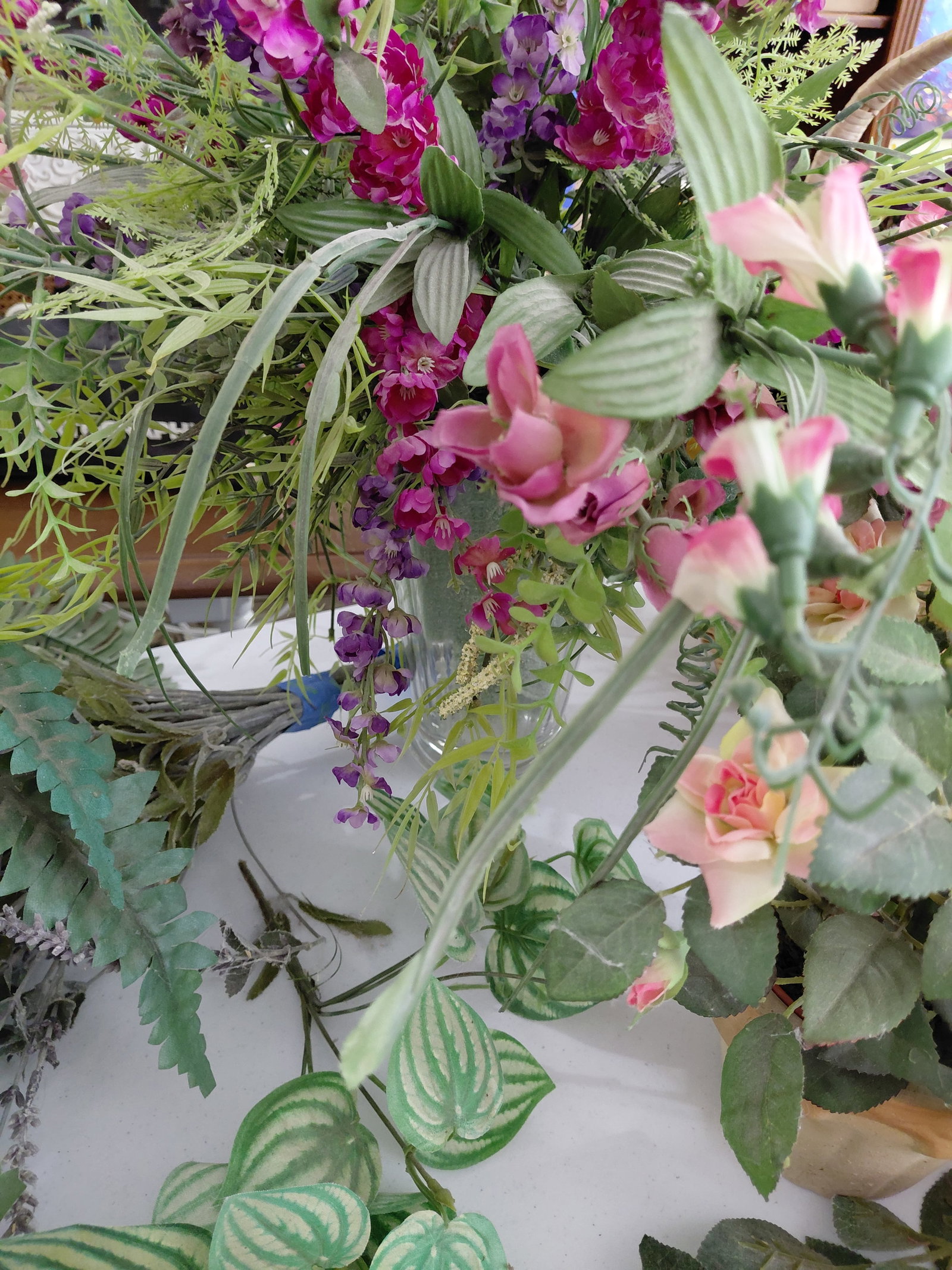 Large Floral Lot / All seen on Table Top - 9