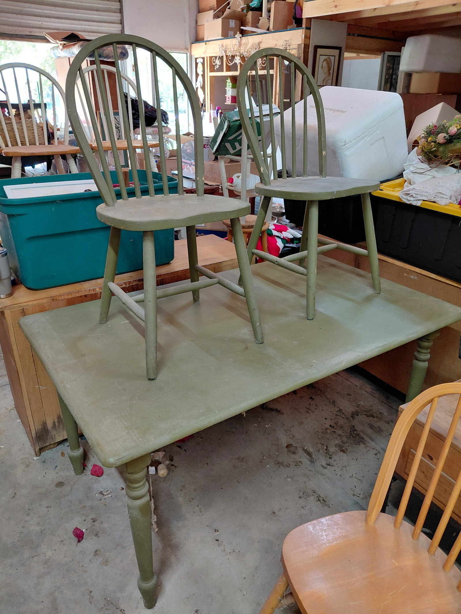 Country Farmhouse Table with 2 pairs of matching Chairs / needs a good cleaning: Country Farmhouse Table with 2 pairs of matching Chairs / needs a good cleaning