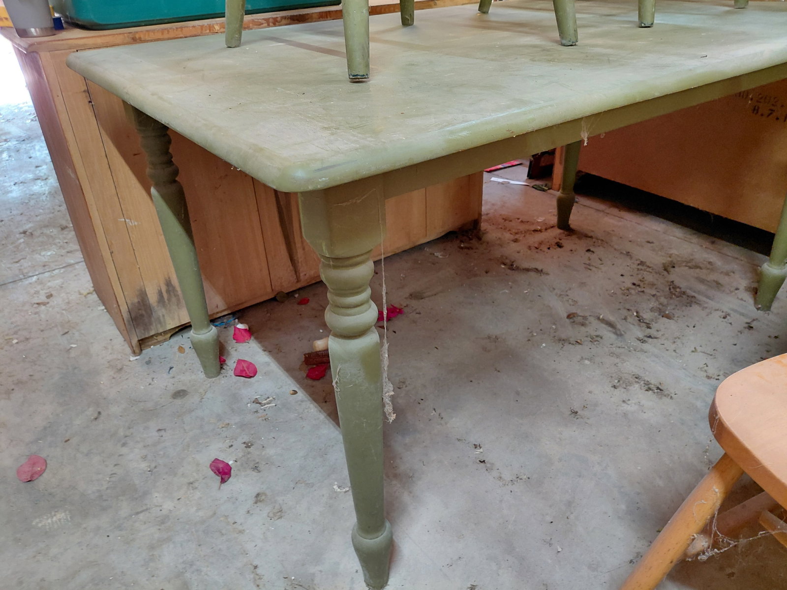 Country Farmhouse Table with 2 pairs of matching Chairs / needs a good cleaning - 3