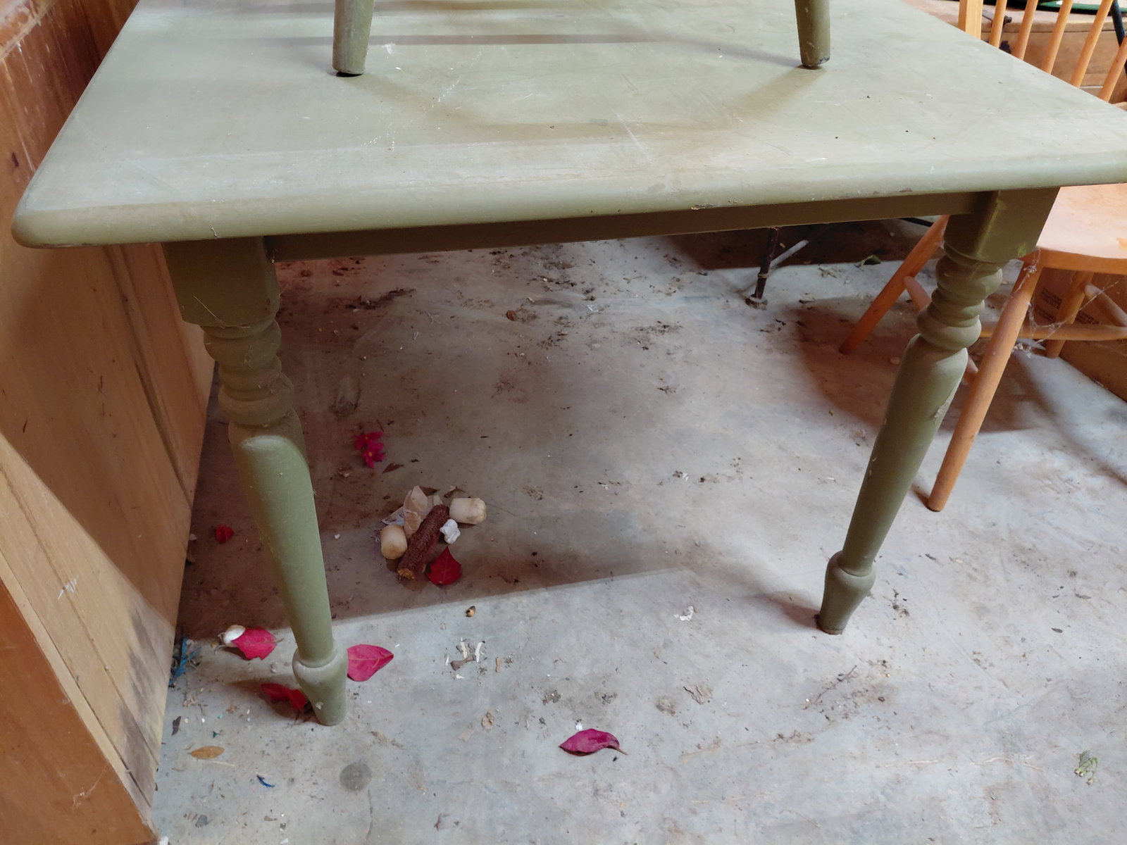 Country Farmhouse Table with 2 pairs of matching Chairs / needs a good cleaning - 6