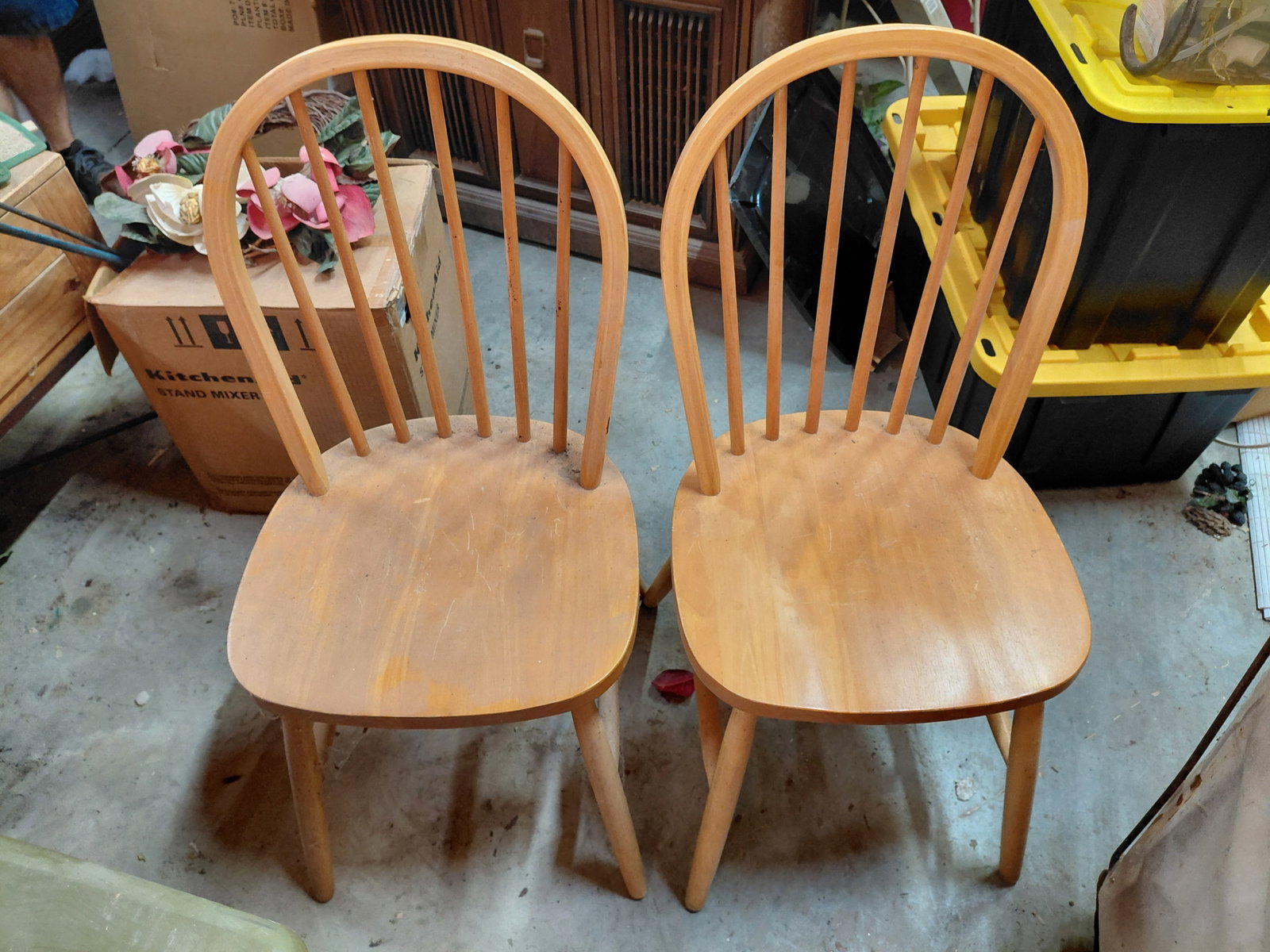 Country Farmhouse Table with 2 pairs of matching Chairs / needs a good cleaning - 8