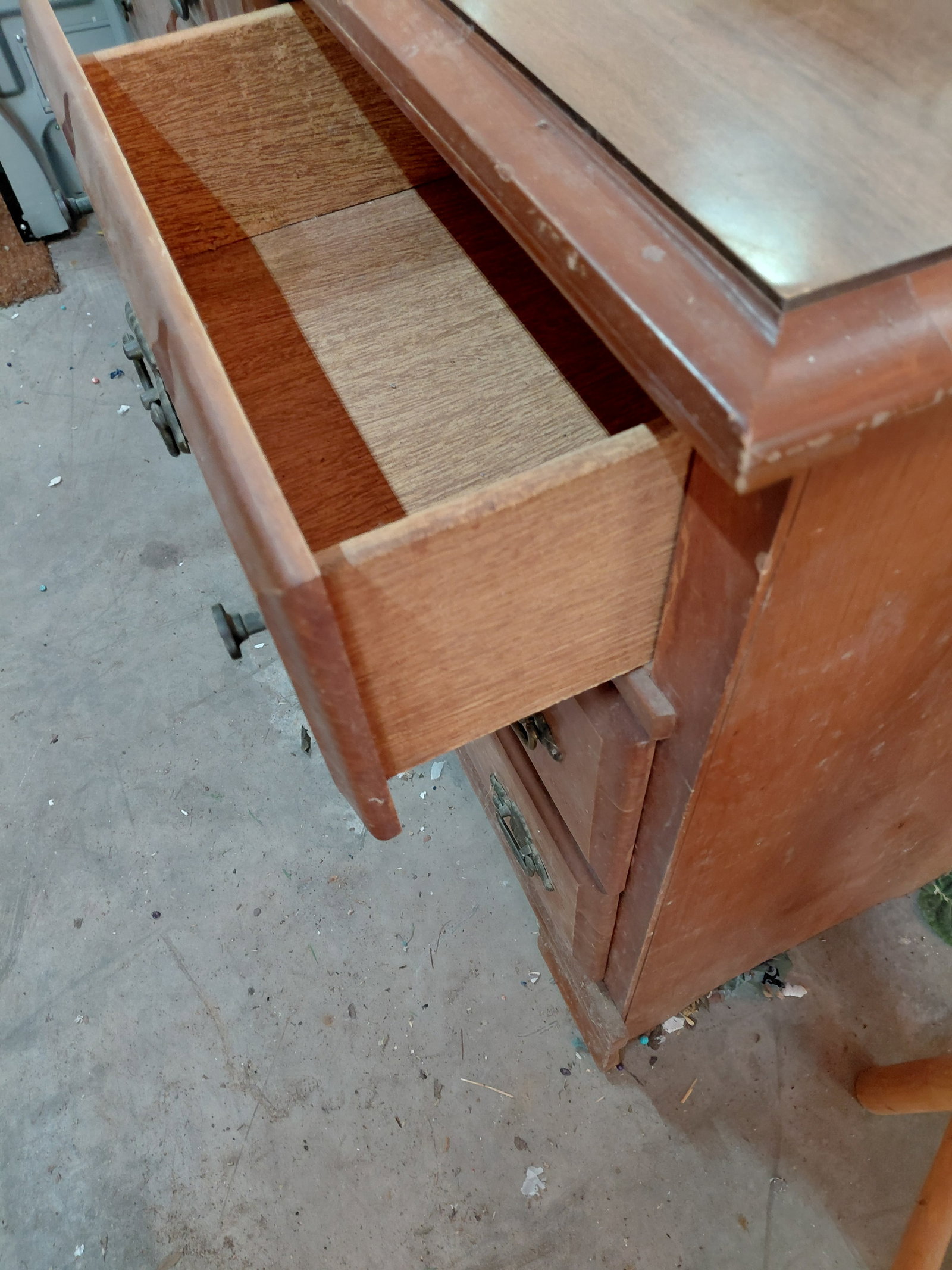 Mid Century 8 Drawer Dresser/ finish worn as seen / matches lot 1254 - 5