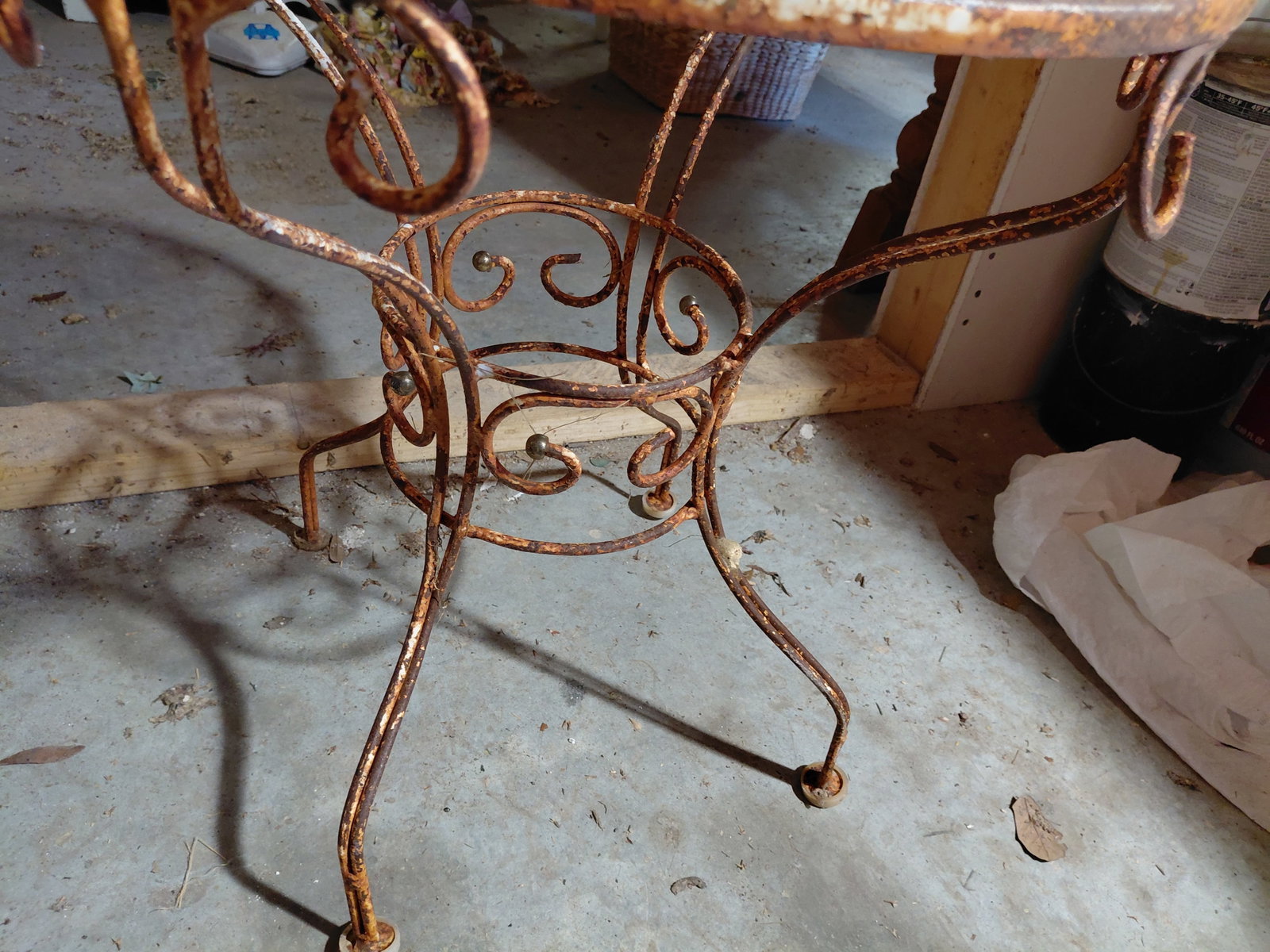 Vintage Iron Patio Table / Rusted needs repainted - 4