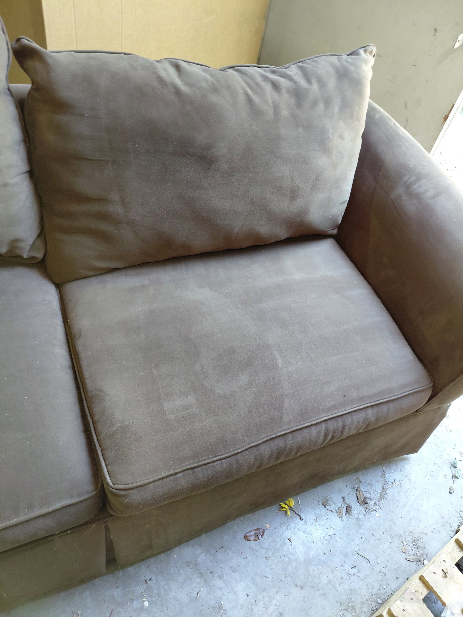Large Cindy Crawford Home Couch / Needs a good Vacuming / as seen - 4