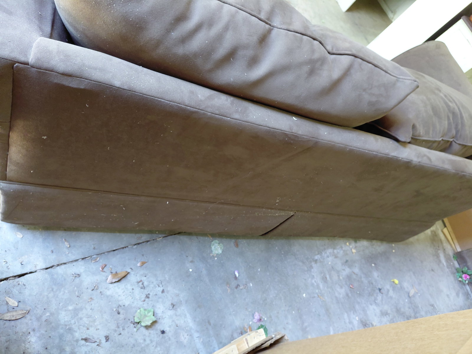 Large Cindy Crawford Home Couch / Needs a good Vacuming / as seen - 8
