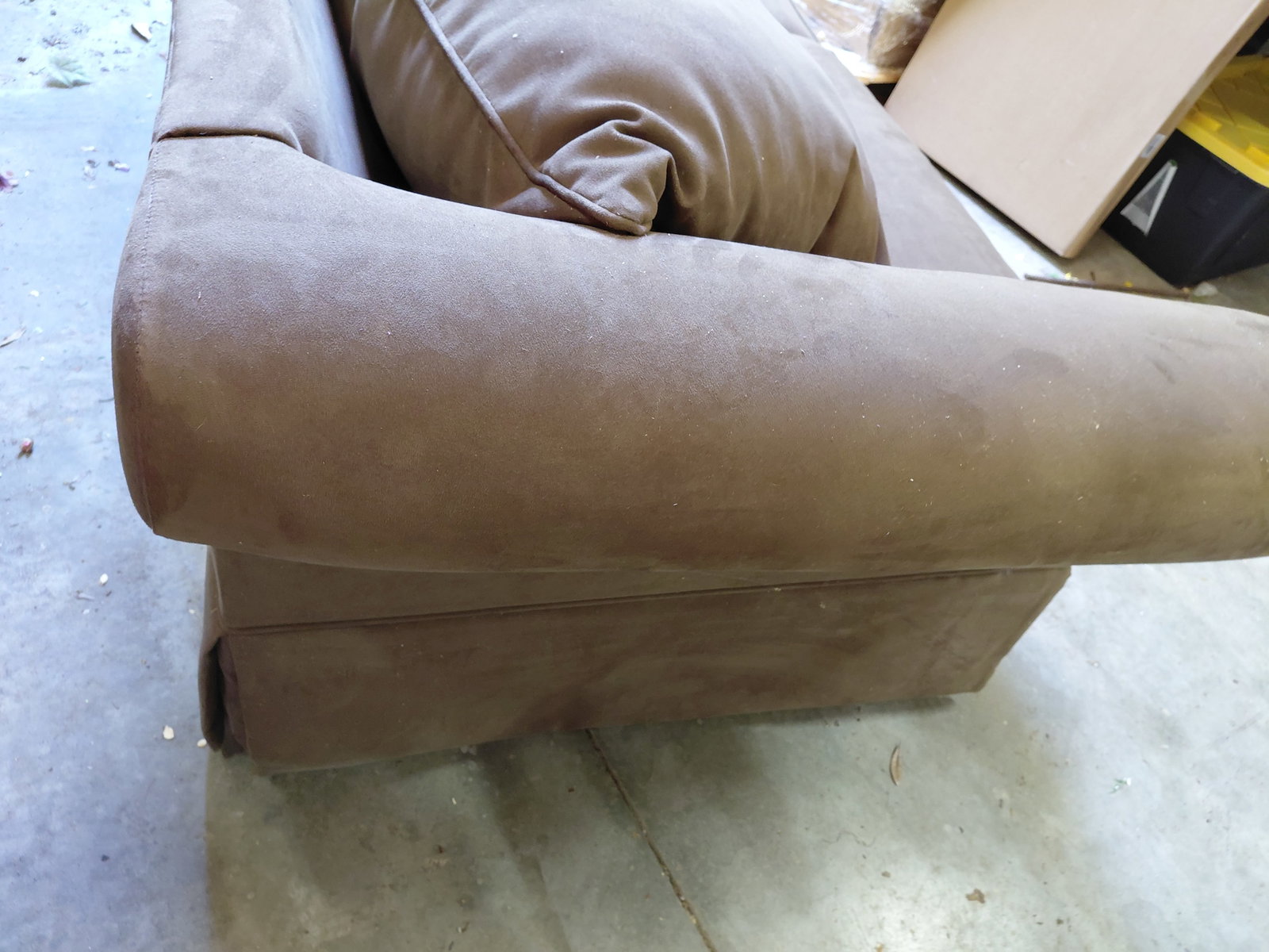 Large Cindy Crawford Home Couch / Needs a good Vacuming / as seen - 9