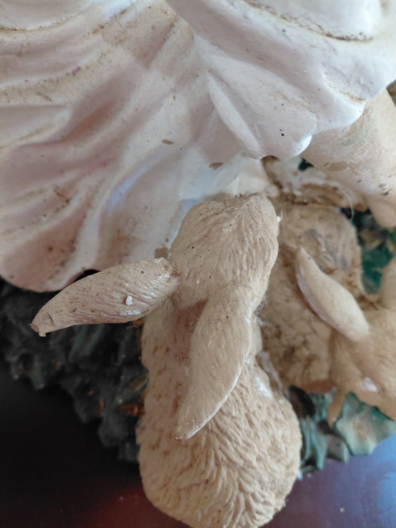 Resin Woman Feeding Bunny Rabbits Statue Ones ear is loose as it is how it was shipped - 6