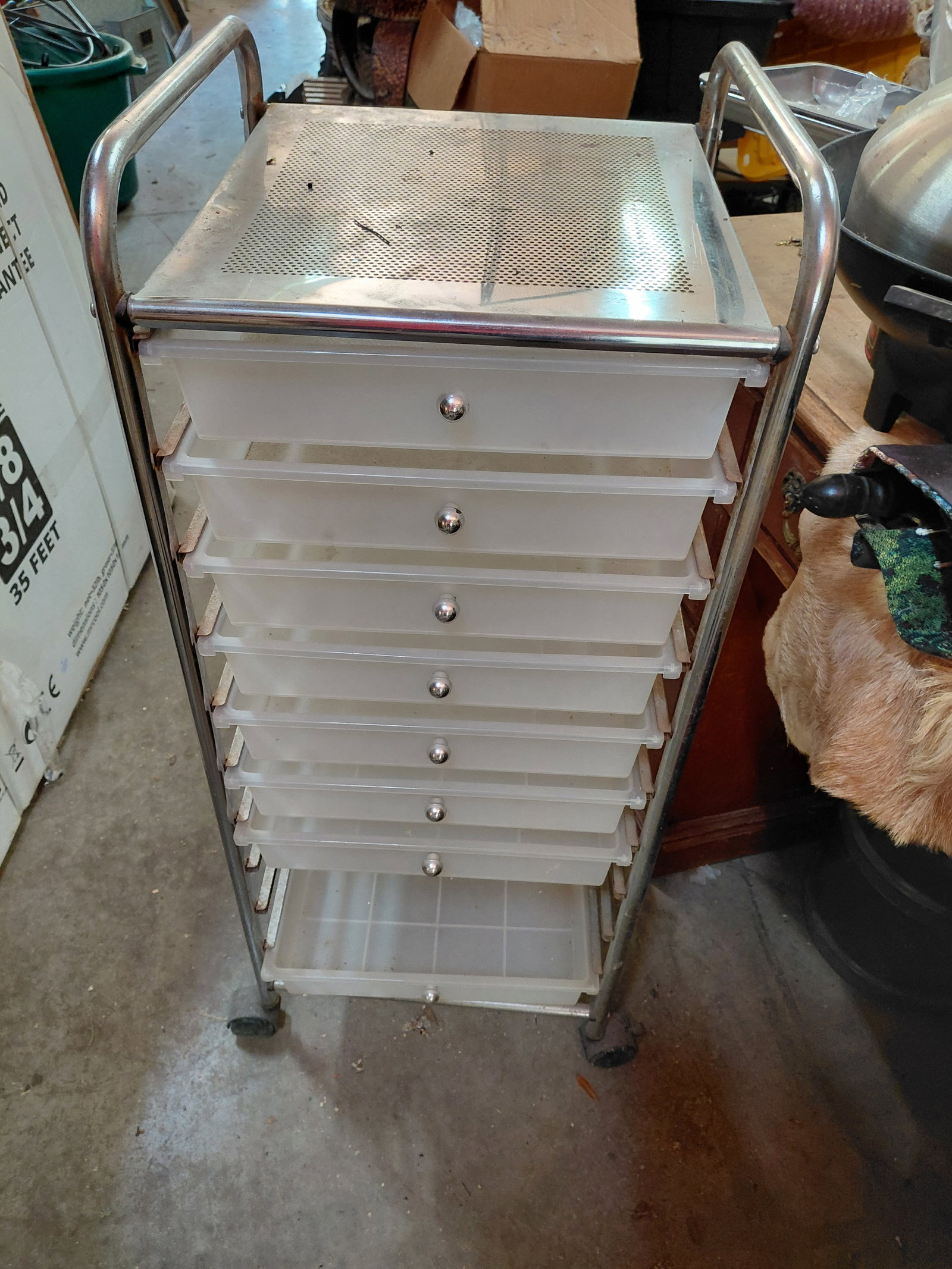 Crafting Cart / Missing a dew Drawers as seen: Crafting Cart / Missing a dew Drawers as seen