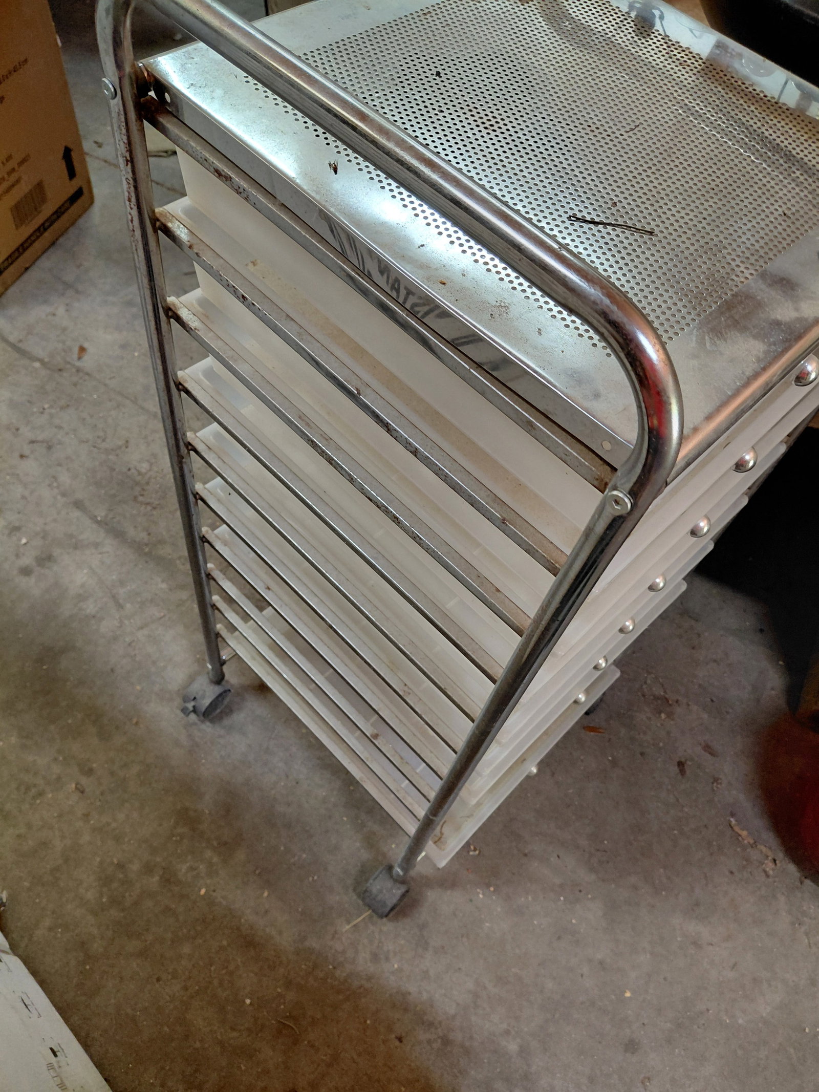 Crafting Cart / Missing a dew Drawers as seen - 5