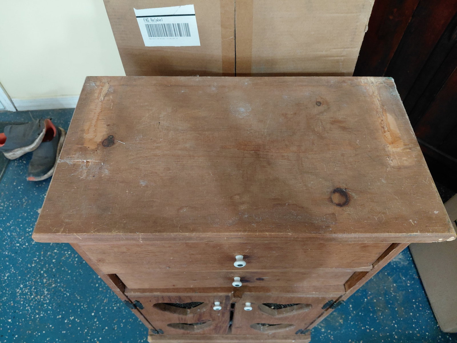 Rustic Wood Heart Kitchen Cabinet / needs back reattached as seen - 3