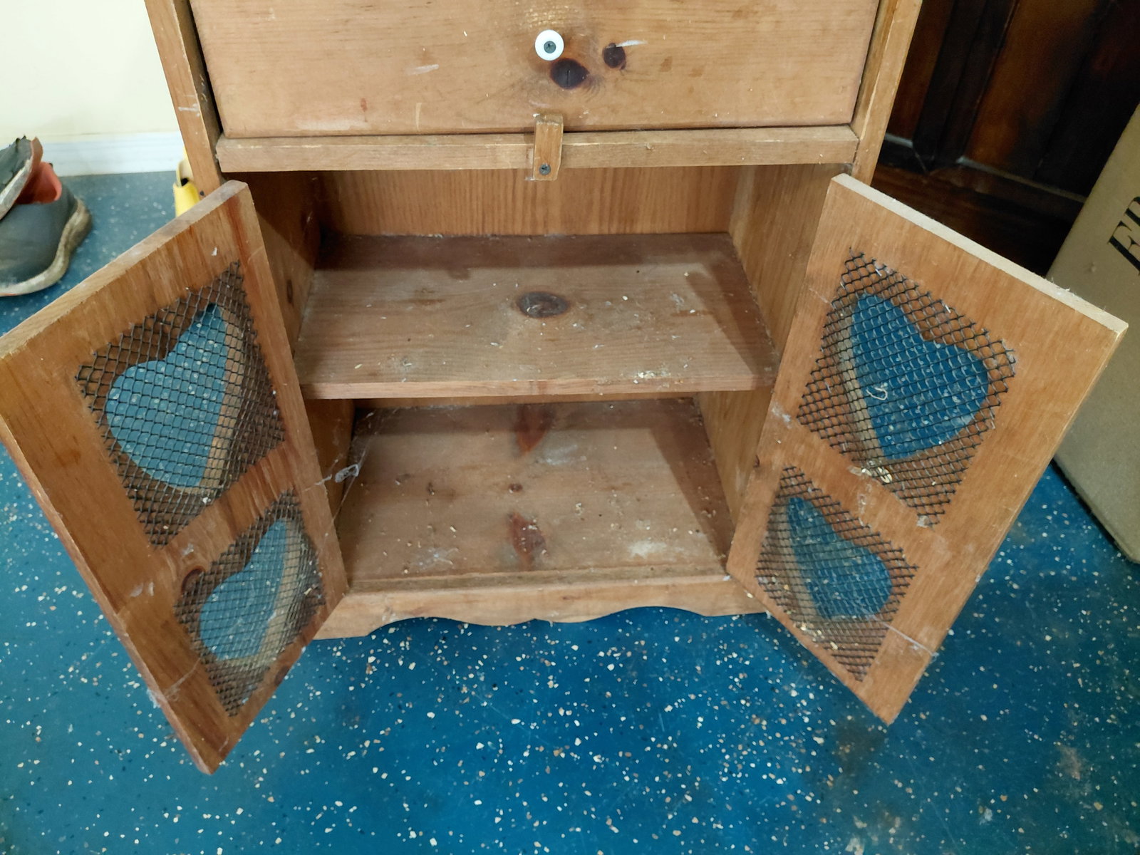 Rustic Wood Heart Kitchen Cabinet / needs back reattached as seen - 6
