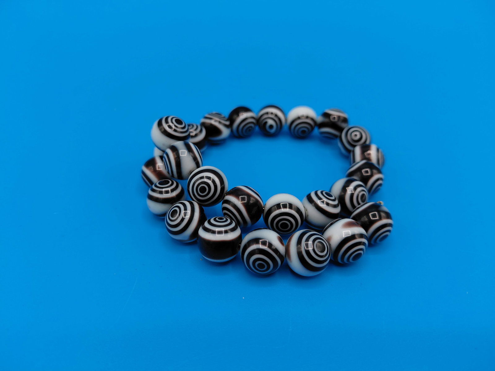 Striking Black & White Swirled Eye Art Glass Bead Bracelet: Striking Black & White Swirled Eye Art Glass Bead Bracelet