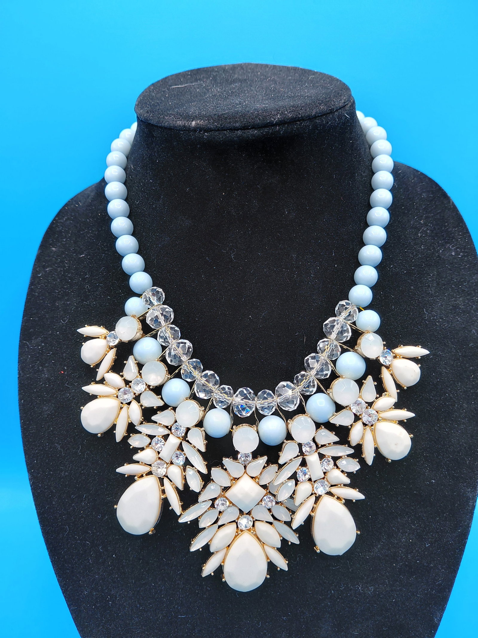 Stunning Statement Necklace with Faceted Crystal Accents: Stunning Statement Necklace with Faceted Crystal Accents