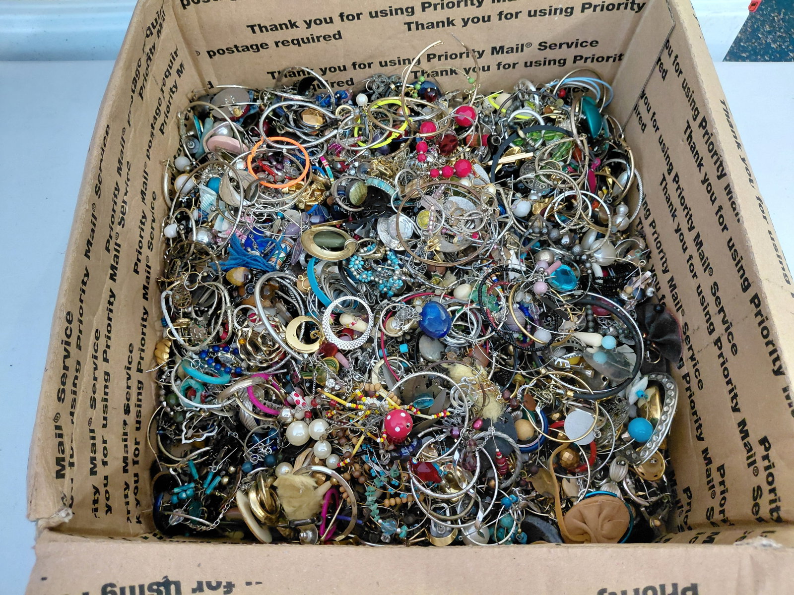 Box Lot of Costume Jewelry / Some are pieces, parts, for repair, reuse or crafting: Box Lot of Costume Jewelry / Some are pieces, parts, for repair, reuse or crafting