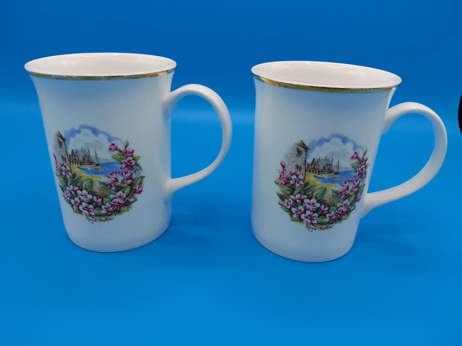 Pair of Bone China Gold Trimmed Coffee Mugs: Pair of Bone China Gold Trimmed Coffee Mugs