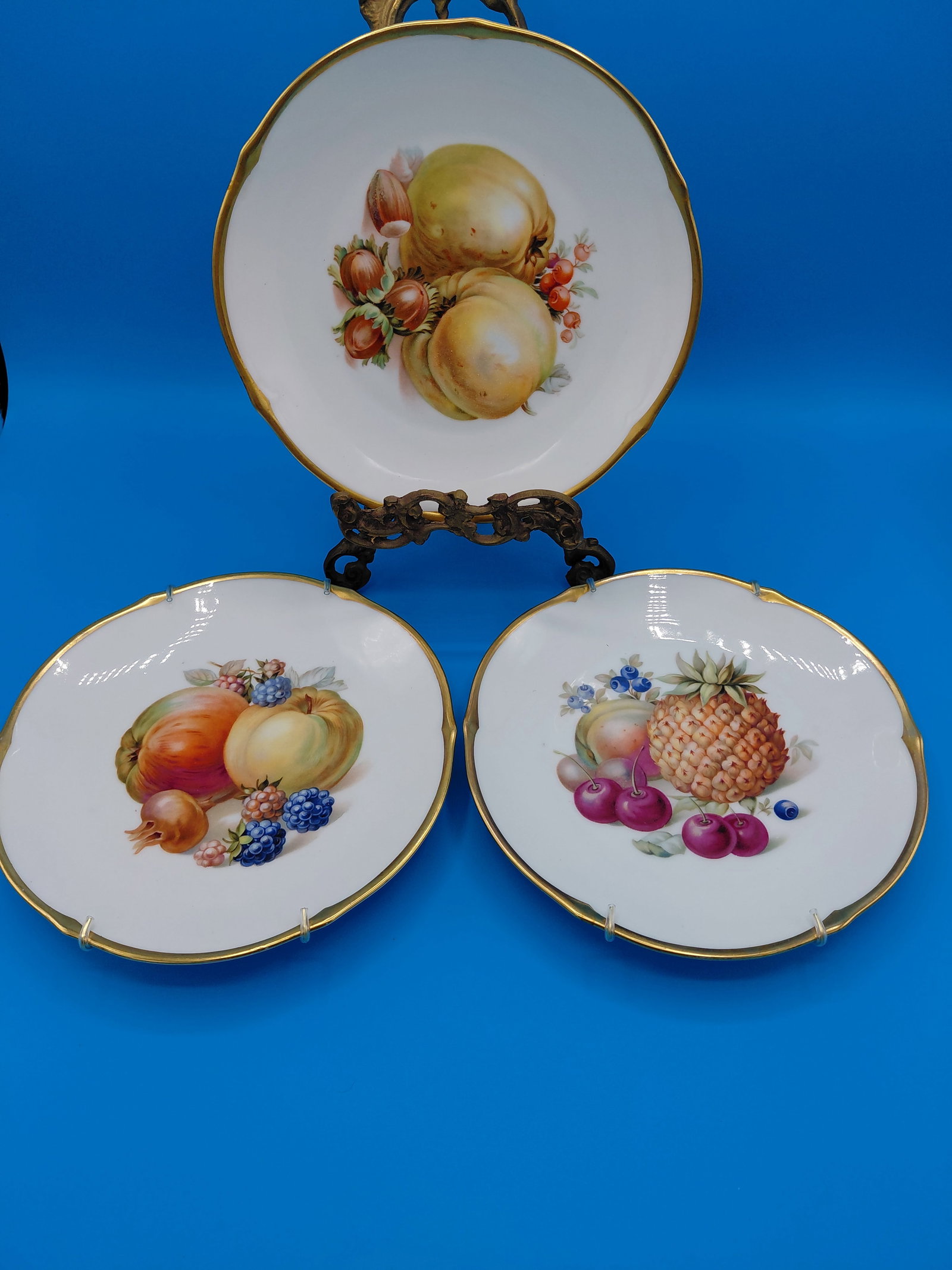 Set of 3 Bavaria Schumann Porcelain Plates / Hangers included, stand is not (1 of 7)