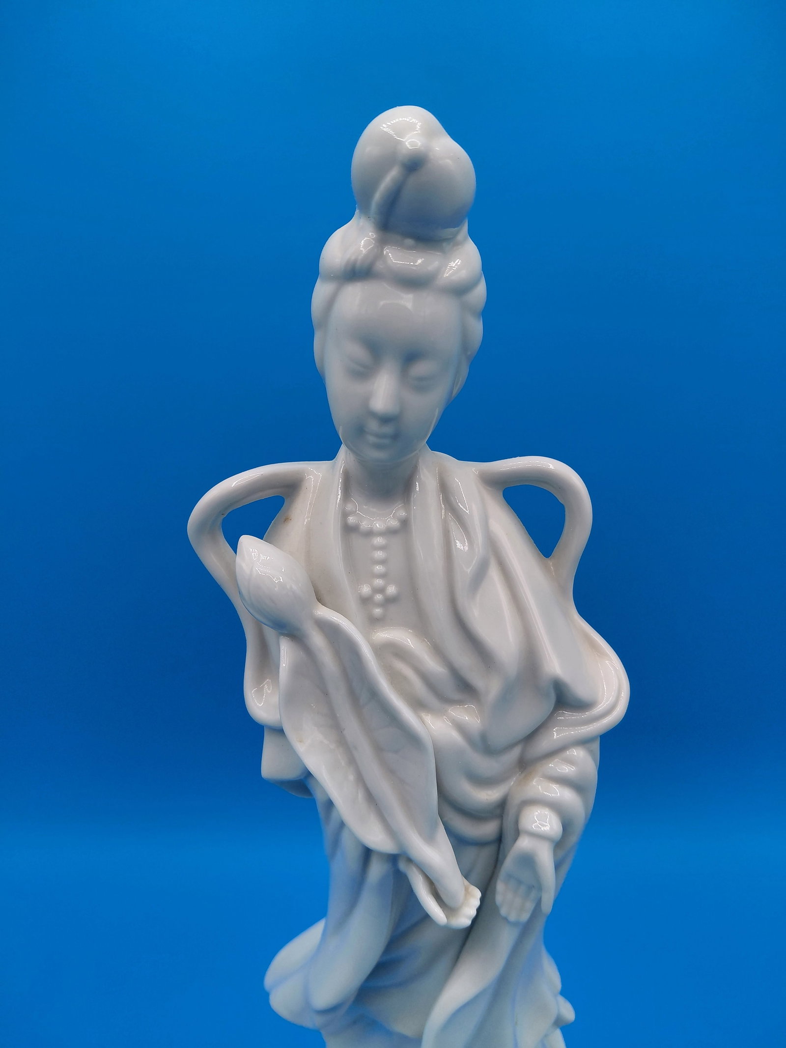 Beautiful Porcelain Statue of Kwan Yin / Mother of Mercy - 3