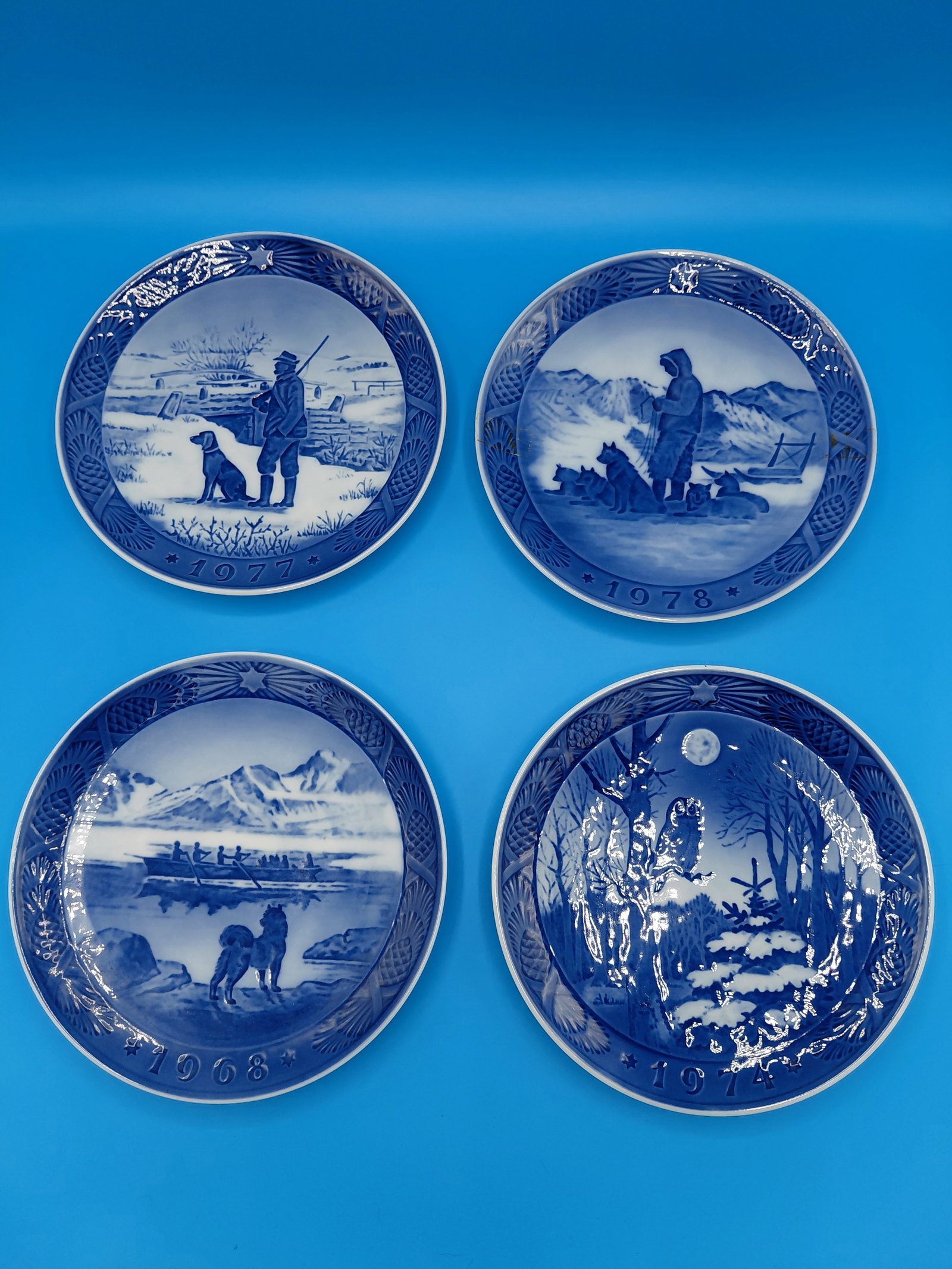 Vintage set of 4 Royal Copenhagen Decorative Plates / stand not included - 2