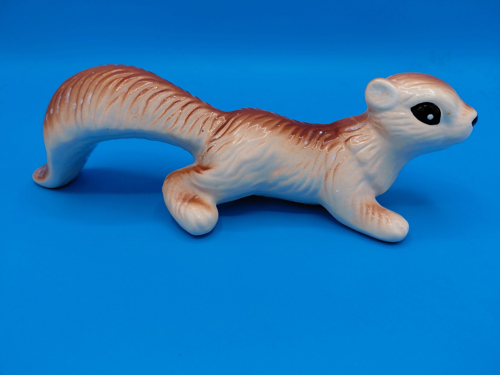 Vintage Porcelain Wall Squirrel Statue: Vintage Porcelain Wall Squirrel Statue