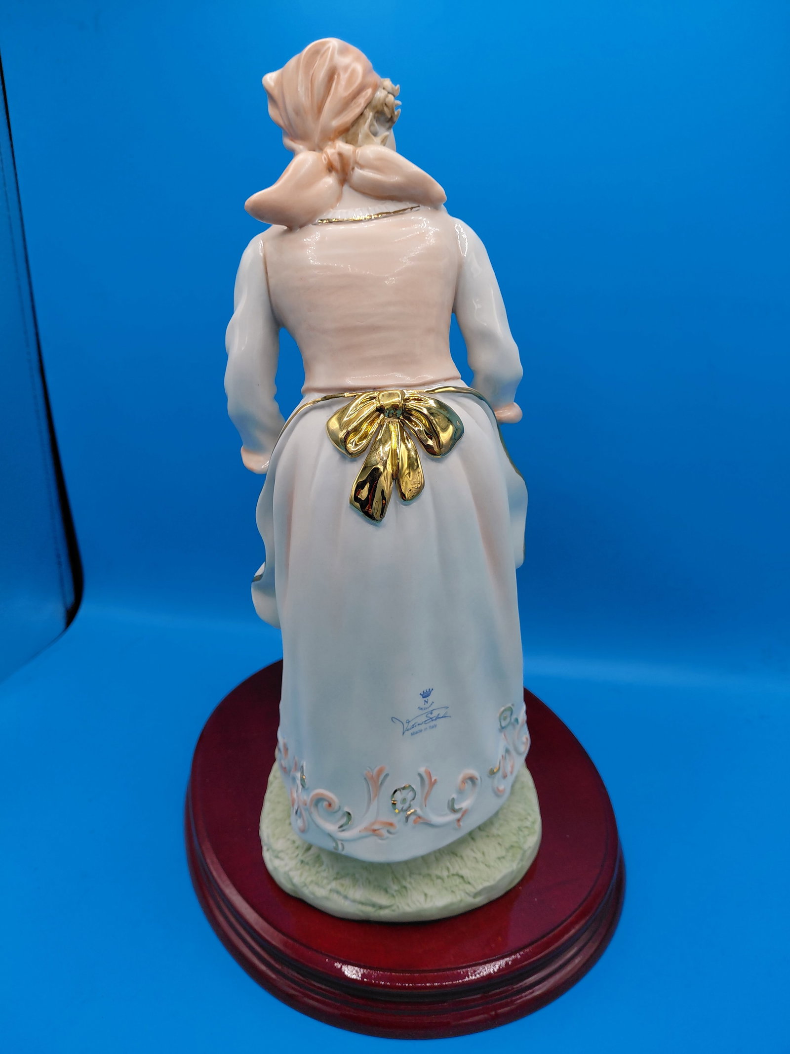 Beautiful Capodimonte Porcelain Statue Lady with Flowers by Vittorio Sakadin / as seen - 8