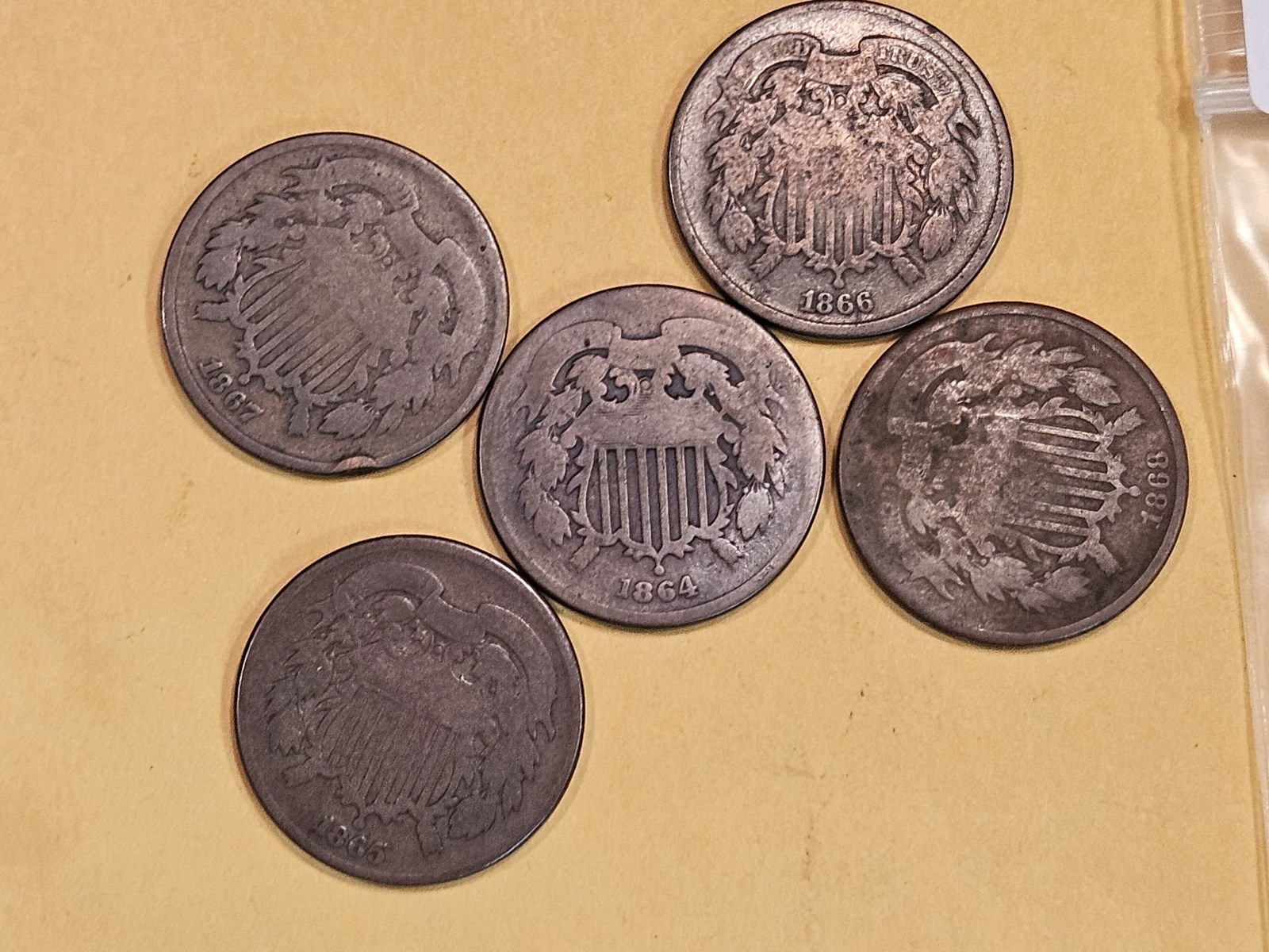 Five mixed Two Cent pieces all in Good (1 of 2)