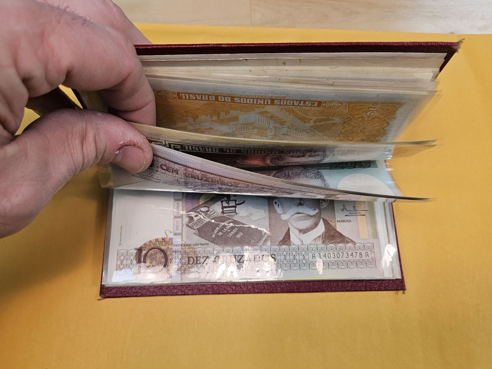 Full little booklet of mixed World currency - 8