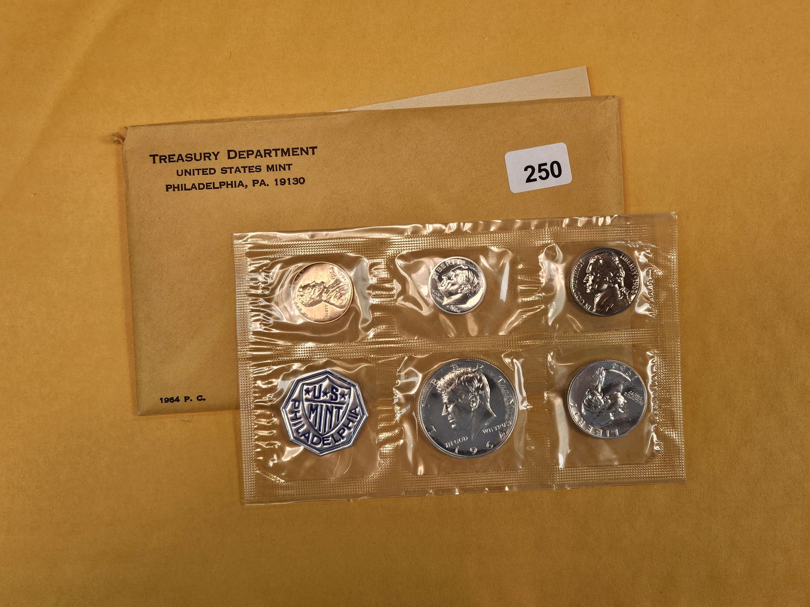 VARIETY! ACCENT HAIR 1964 silver Proof set with Accent hair Kennedy Half Dollar: Cross Reference: CONECA: ODV-001, RDV-001. Fivaz-Stanton (NEW): FS-401. Diagnostics: There is a wishbone-shaped group of extra hairs that are incused on the coin above Kennedy's ear. Also, the bottom