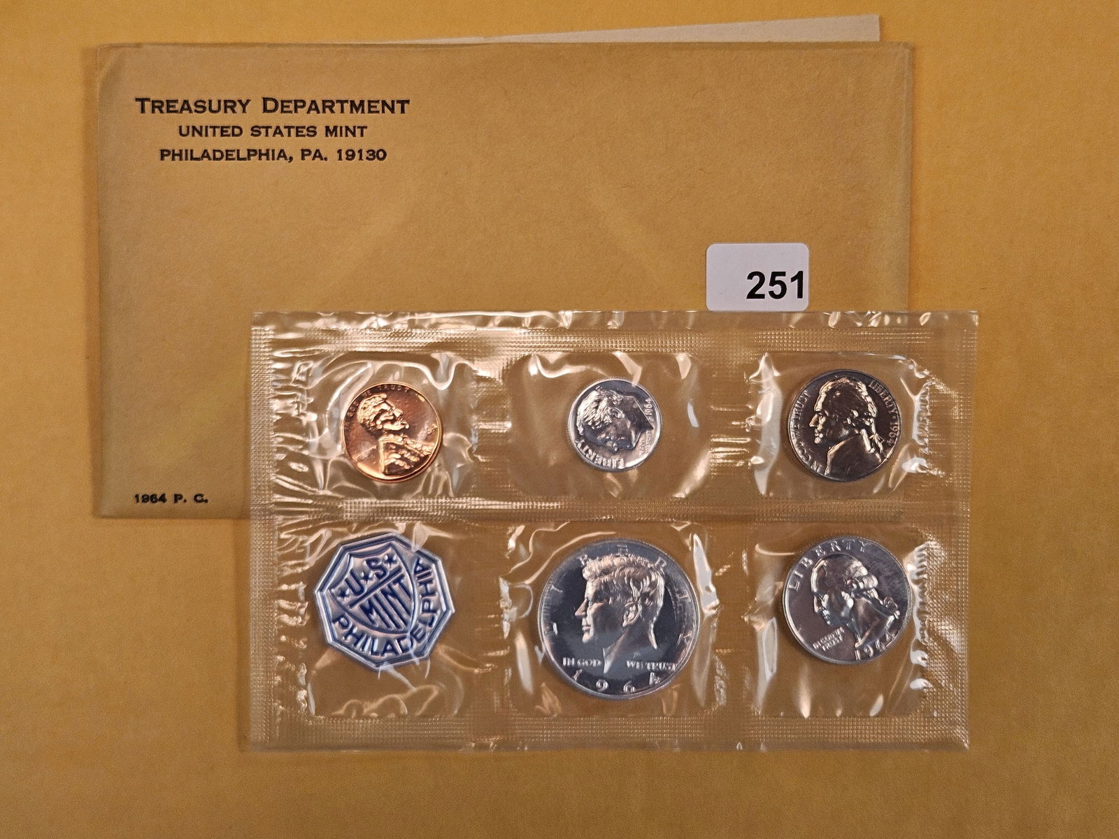 VARIETY! ACCENT HAIR 1964 silver Proof set with Accent hair Kennedy Half Dollar: Cross Reference: CONECA: ODV-001, RDV-001. Fivaz-Stanton (NEW): FS-401. Diagnostics: There is a wishbone-shaped group of extra hairs that are incused on the coin above Kennedy's ear. Also, the bottom