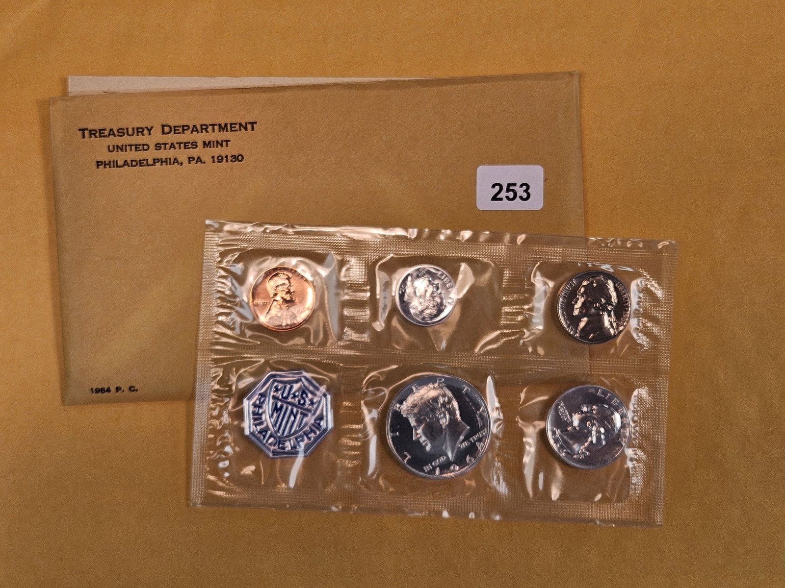 VARIETY! ACCENT HAIR 1964 silver Proof set with Accent hair Kennedy Half Dollar: Cross Reference: CONECA: ODV-001, RDV-001. Fivaz-Stanton (NEW): FS-401. Diagnostics: There is a wishbone-shaped group of extra hairs that are incused on the coin above Kennedy's ear. Also, the bottom