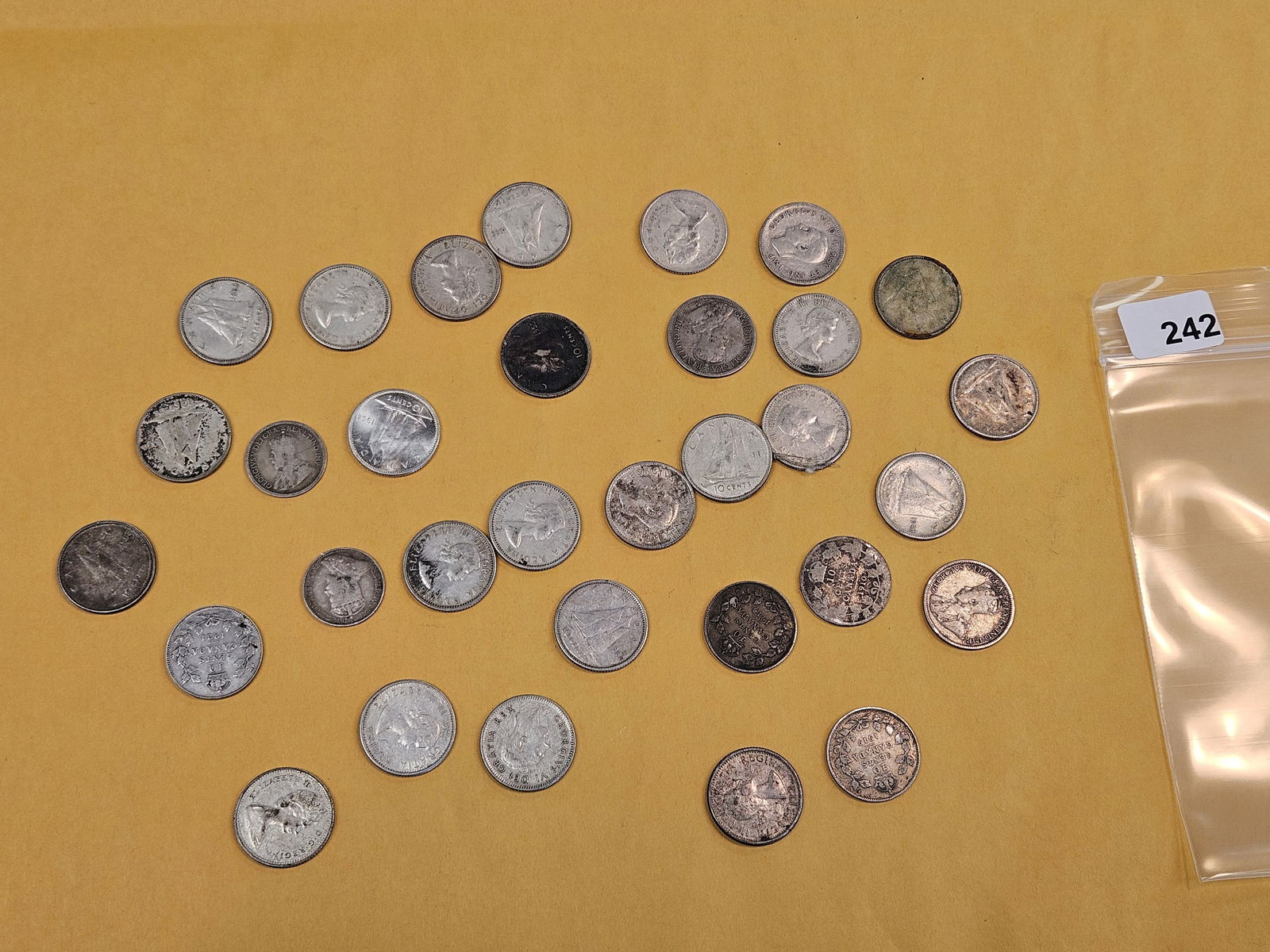 Mixed group of silver Canadian 10 cent coins - 2