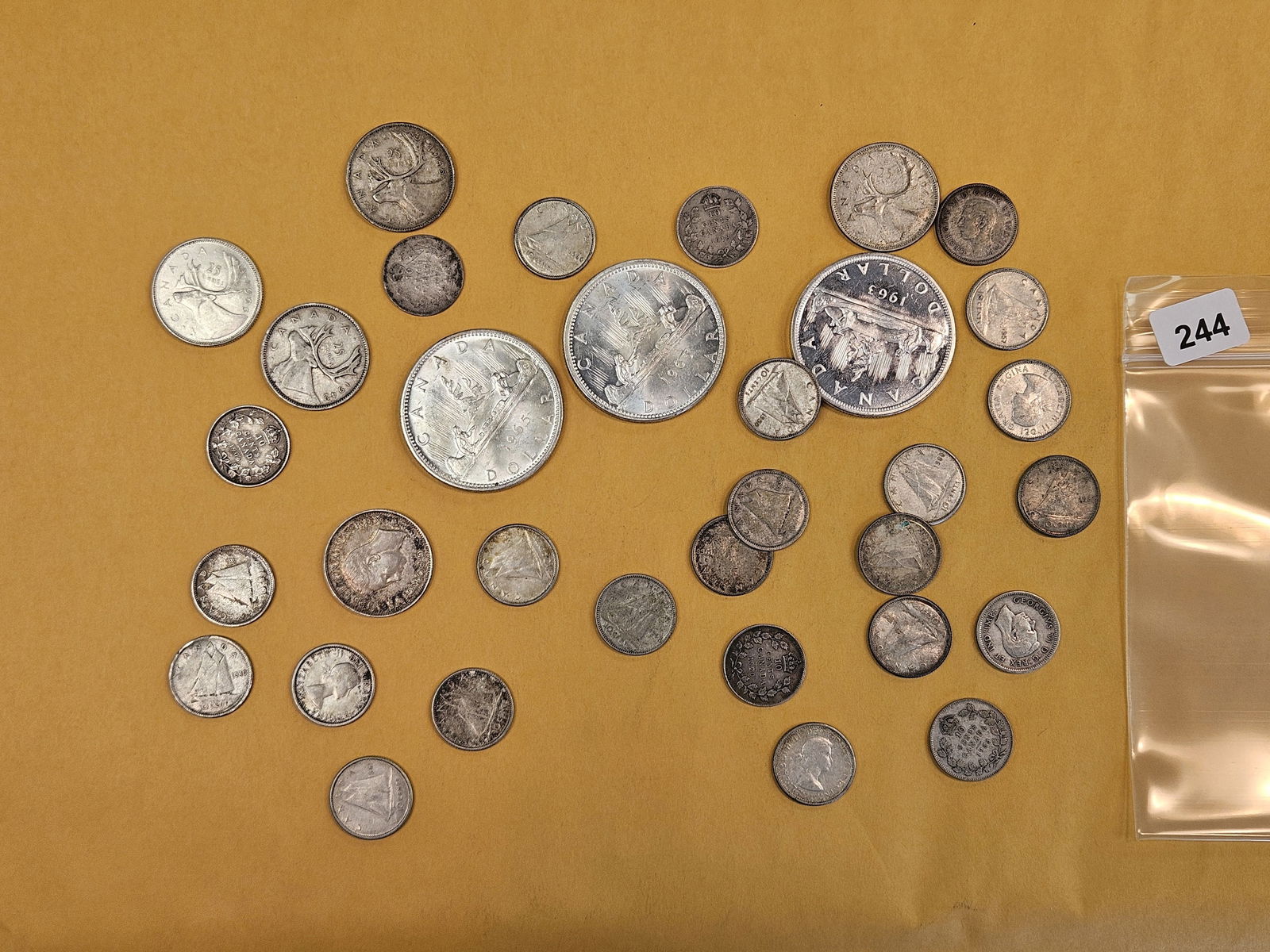 Mixed group of silver Canadian coins (1 of 2)