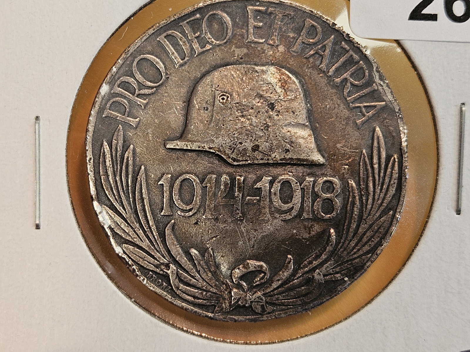 1914 - 1918 Pro Deo El Patria Medal: The medal is made of 37 mm diameter stones with a silver patina design. On the front, the Anjou-era (Gothic) coat of arms of our country can be seen decorated with the Hungarian Holy Crown. Under the 