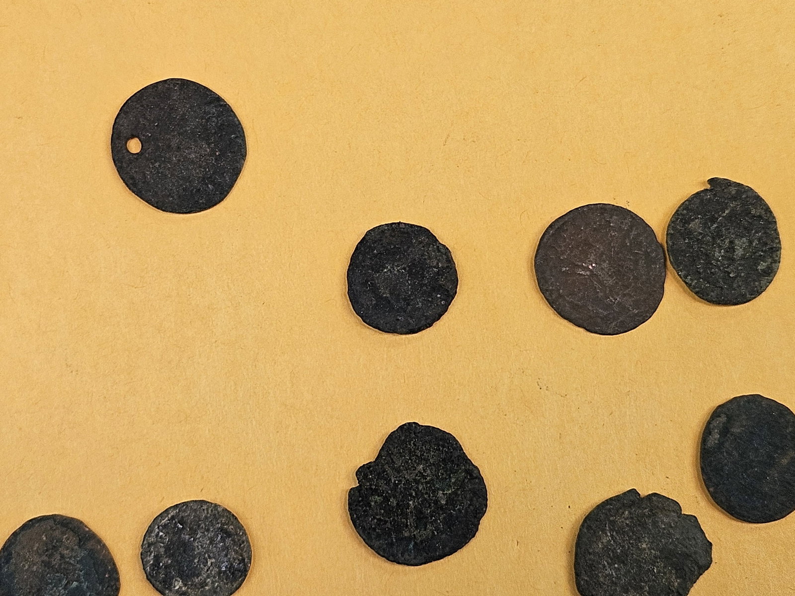 ANCIENTS! Twenty-one Ancient bronze coins - 2