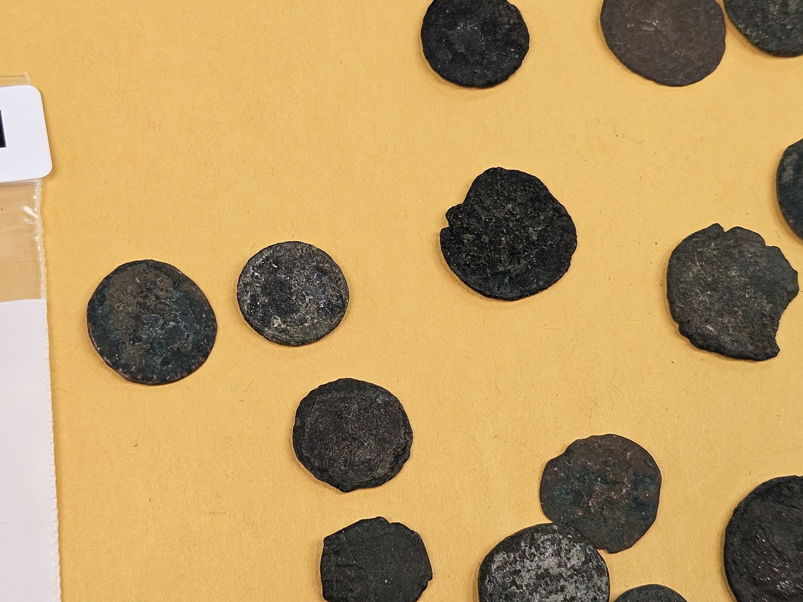 ANCIENTS! Twenty-one Ancient bronze coins - 3