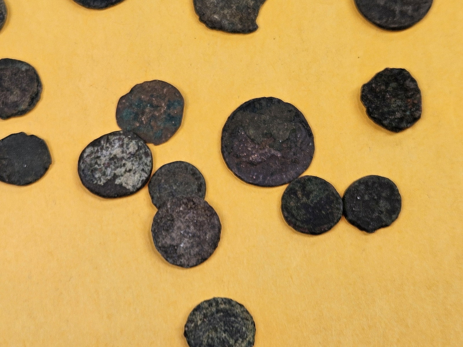 ANCIENTS! Twenty-one Ancient bronze coins - 4