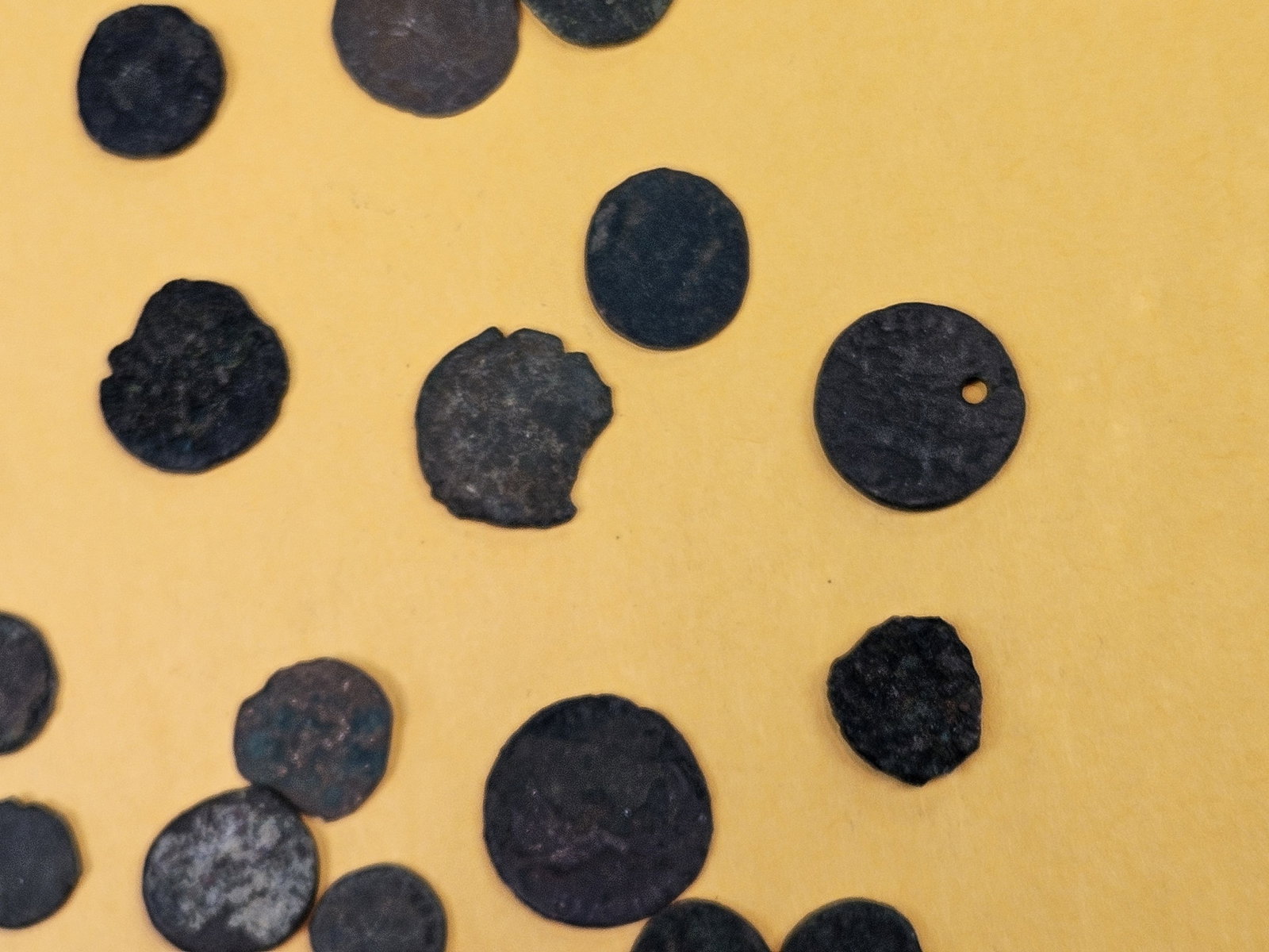 ANCIENTS! Twenty-one Ancient bronze coins - 5