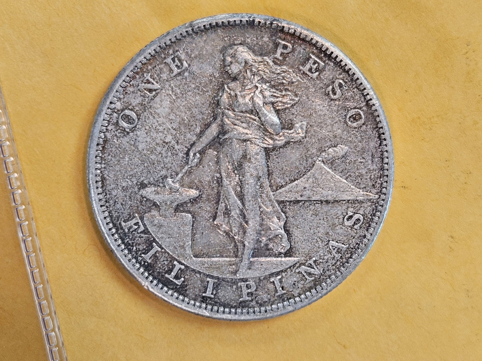 1903-S Philippines silver 1 peso in Extra Fine - 4