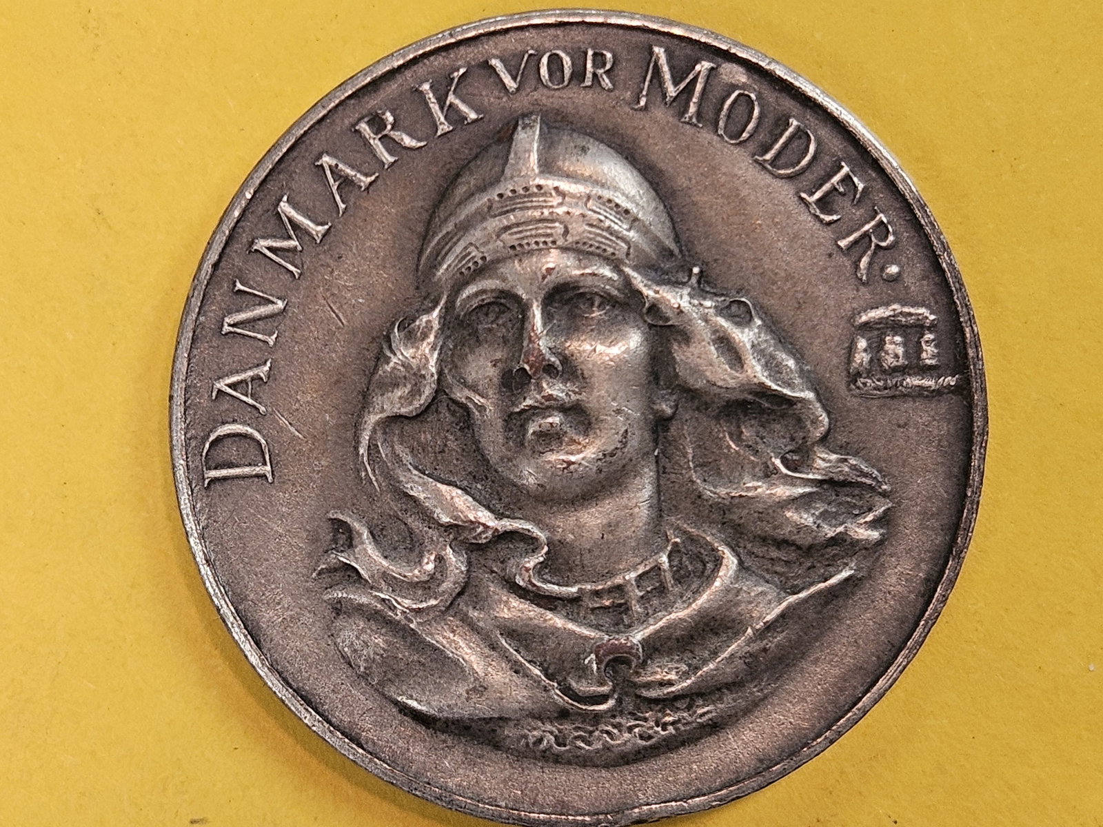 Uncirculated Danmark Vor Moder Coat of Arms Medal - 3
