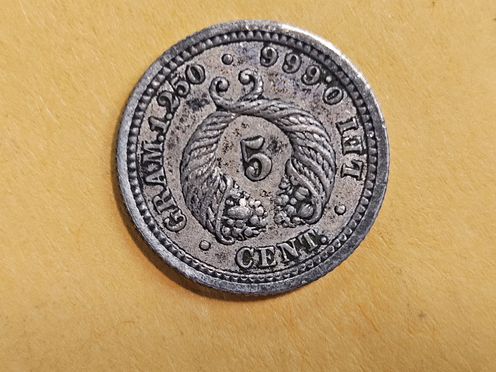 1902 Colombia 5 cent in Extra Fine - 5