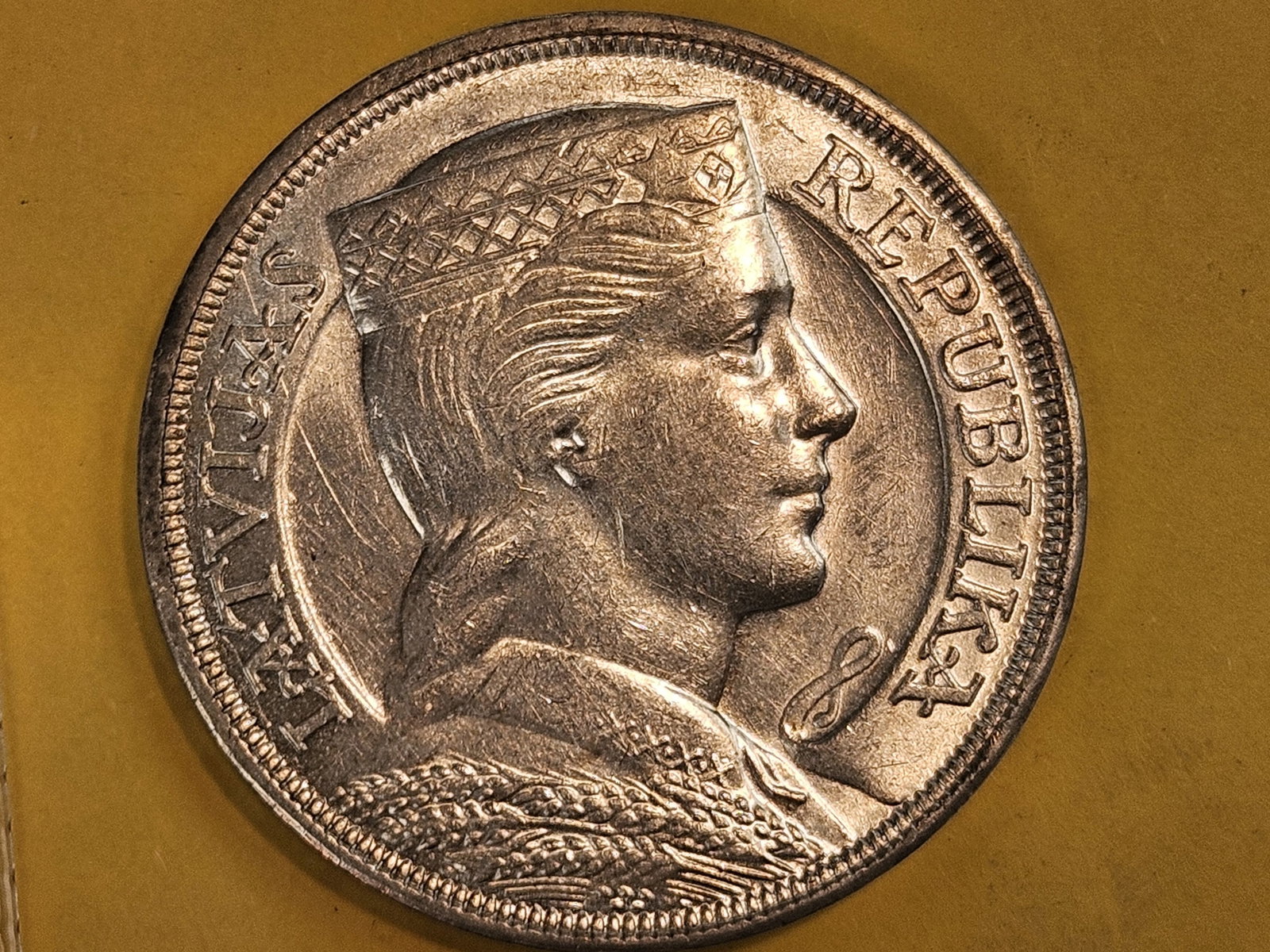 Choice Brilliant Unciruclated 1931 Latvia 5 lati: KM 9