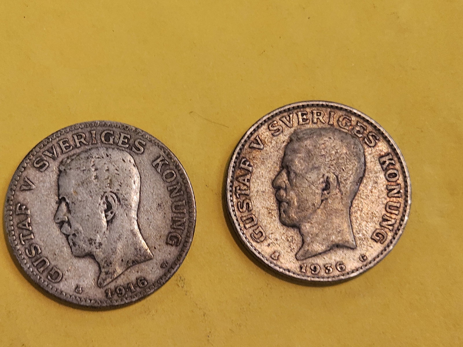 1916 and 1936 Sweden silver 1 Kroner in Very Fine: KM 786.1 and 786.2