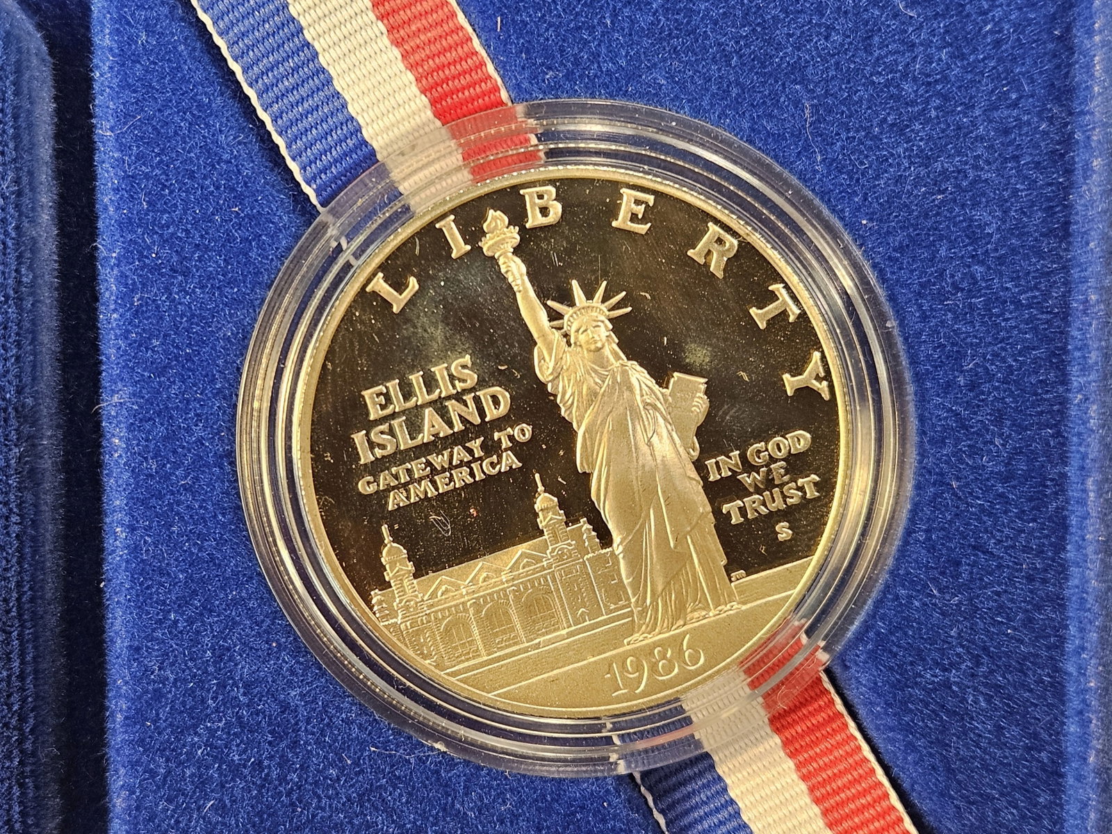 US Mint 1986 Liberty Commemorative Silver Dollar - 3