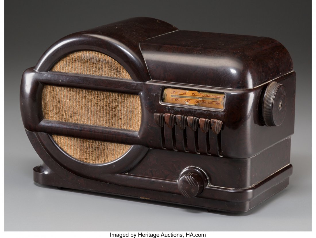 A Belmont 519 Bakelite AM Radio, circa 1939 6-5/: A Belmont 519 Bakelite AM Radio, circa 1939 6-5/8 h x 10-3/8 w x 5-1/4 d inches (16.8 x 26.