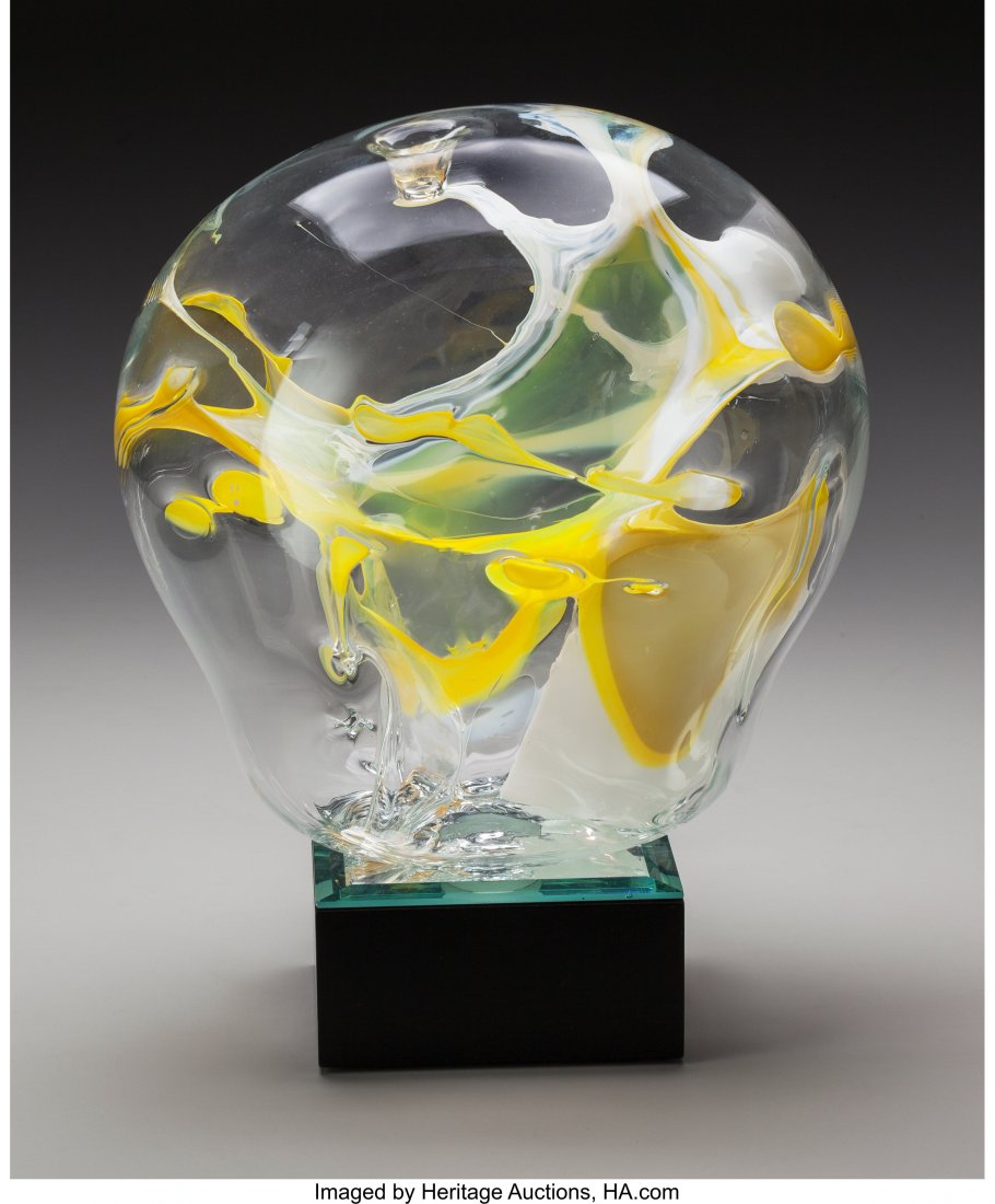 A Peter Bramhall Blown Glass Daffodils on Lighte: A Peter Bramhall Blown Glass Daffodils on Lighted Base<