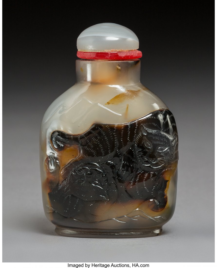 A Chinese Carved Agate Snuff Bottle, 19th centur (1 of 2)