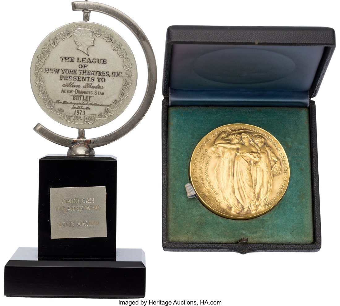 Alan Bates "Actor Dramatic-Star" Tony Award trop: Alan Bates "Actor Dramatic-Star" Tony Award trophy and Medallion for His Performance in Butley (1974). Vintage original trophy constructed of a bronze, nickel-plated medallion d