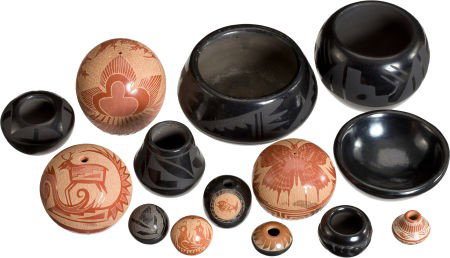 FOURTEEN MINIATURE SANTA CLARA POTTERY ITEMS c. 1940 - : FOURTEEN MINIATURE SANTA CLARA POTTERY ITEMS c. 1940 - 1985 including a blackware bowl,