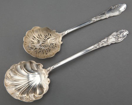 A PAIR OF RAVINETT & DENGERT FRENCH SILVER AND S: A PAIR OF RAVINETT & DENGERT FRENCH SILVER AND SILVER GILT SERVING SHELLS Louis Ravin