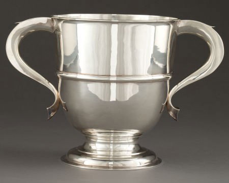 A WELBY EDWARDIAN TWO-HANDLED SILVER TROPHY CUP : A WELBY EDWARDIAN TWO-HANDLED SILVER TROPHY CUP Daniel & John Wellby, London, England